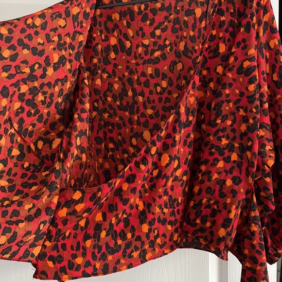 Wild animal print wrap top Medium - Picture 6 of 8